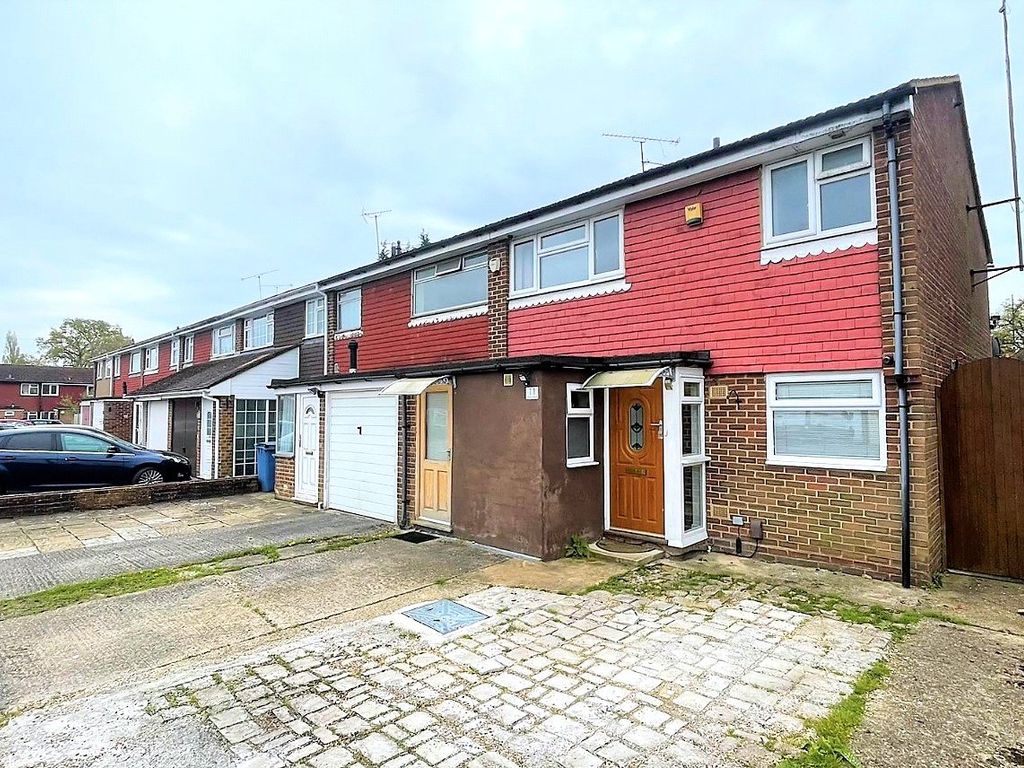 3 bed end terrace house for sale in Cedar Avenue, Blackwater, Camberley