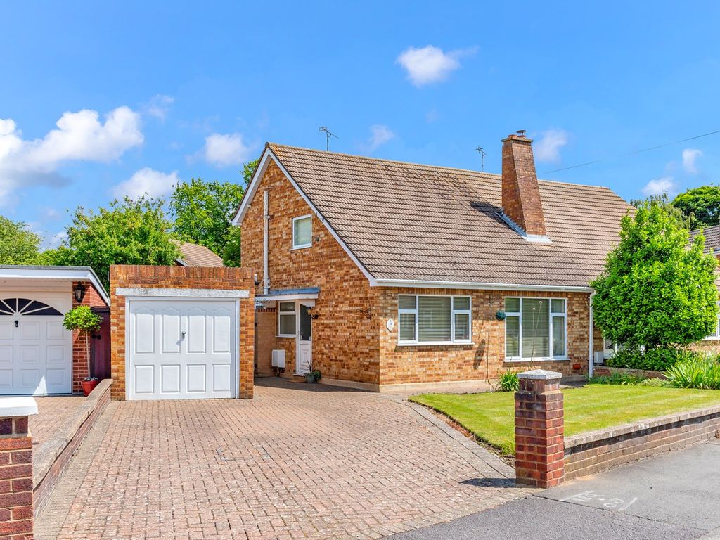 2 bed semidetached house for sale in Knightsbridge Crescent, Staines