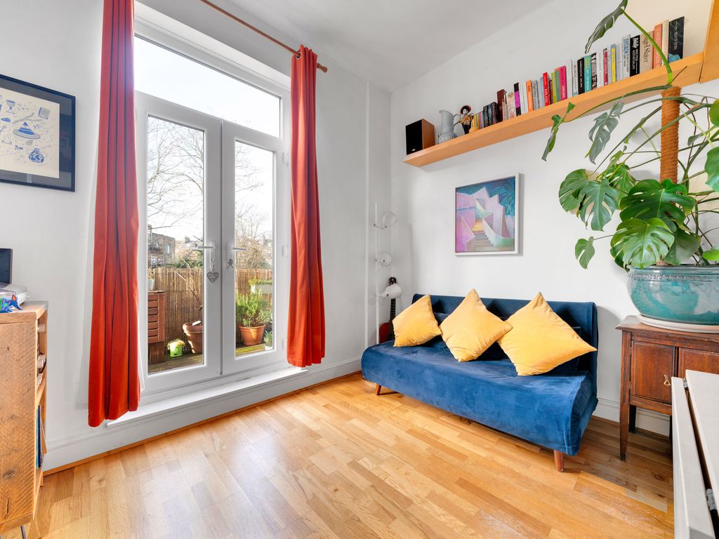 2 bed flat for sale in Isledon Road, Finsbury Park, London N7, £475,000