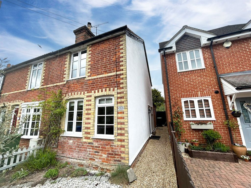 2 bed end terrace house for sale in Church Road, Chavey Down, Ascot