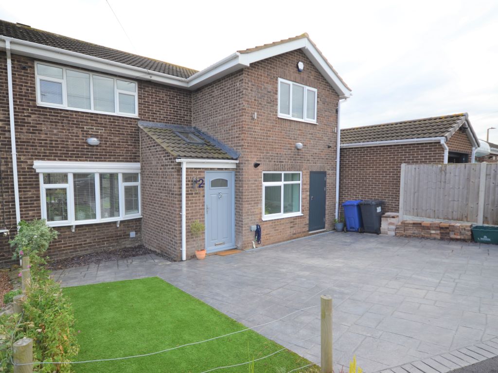 4 bed semidetached house for sale in Everetts Close, Tickhill