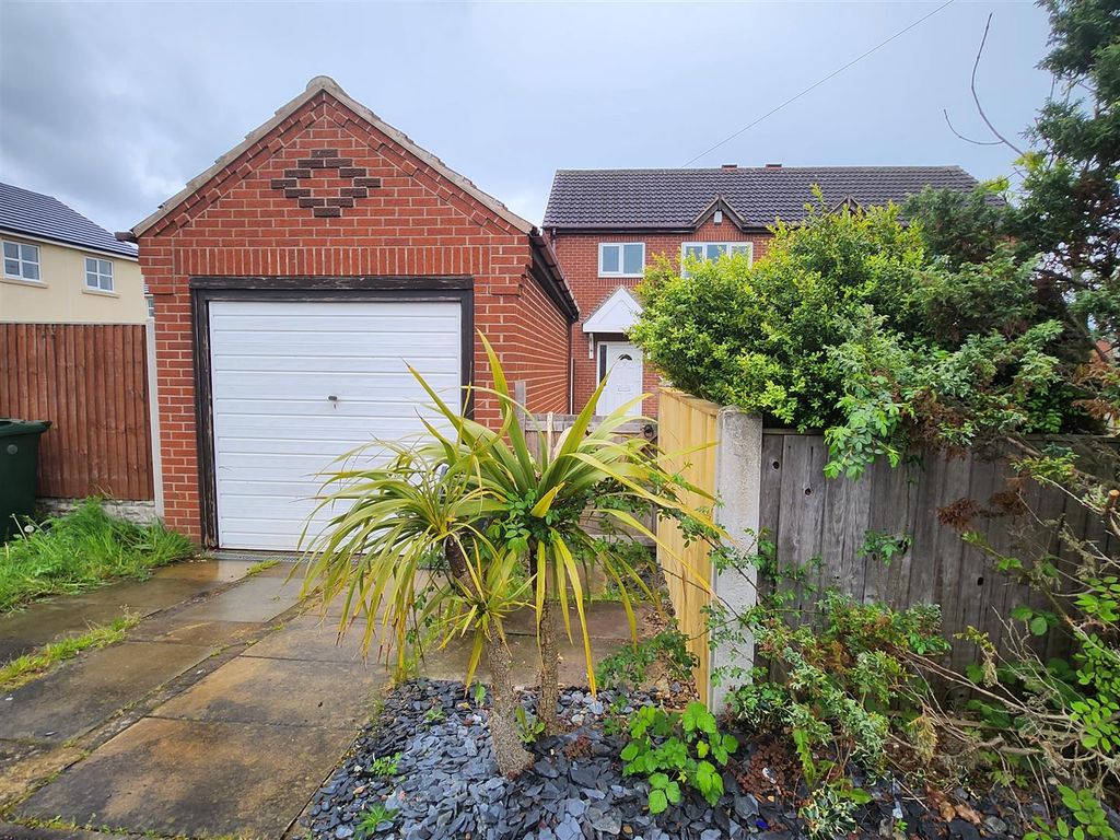 3 bed semidetached house to rent in Manor Road, Stainforth, Doncaster