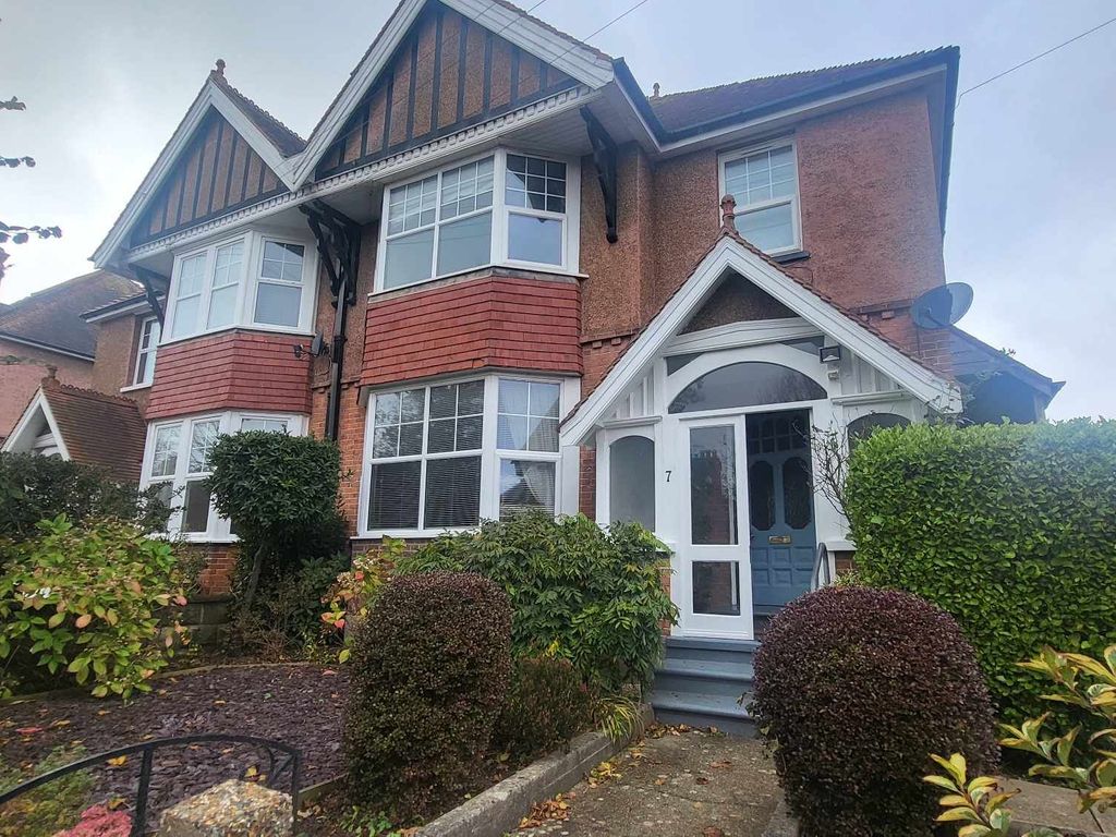 2 bed flat to rent in Colebrooke Road, BexhillOnSea TN39, £1,250 pcm