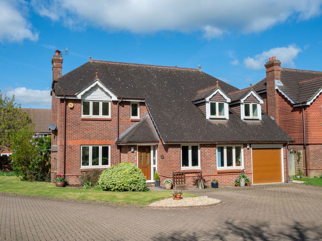 5 bed detached house for sale in Petworth Drive, Horsham RH12, £885,000