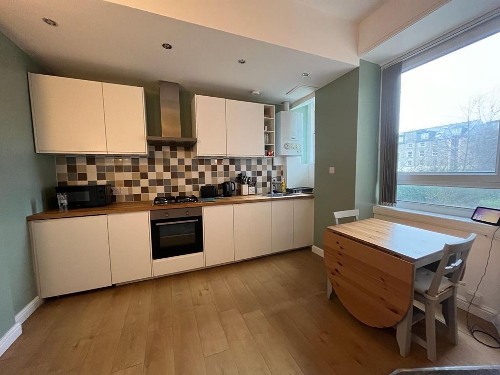 2 bed flat to rent in Hermand Crescent, Slateford, Edinburgh EH11, £