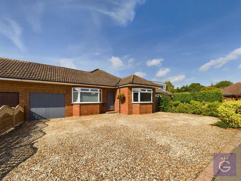 4 bed property for sale in Sycamore Drive, Twyford RG10, £735,000 Zoopla