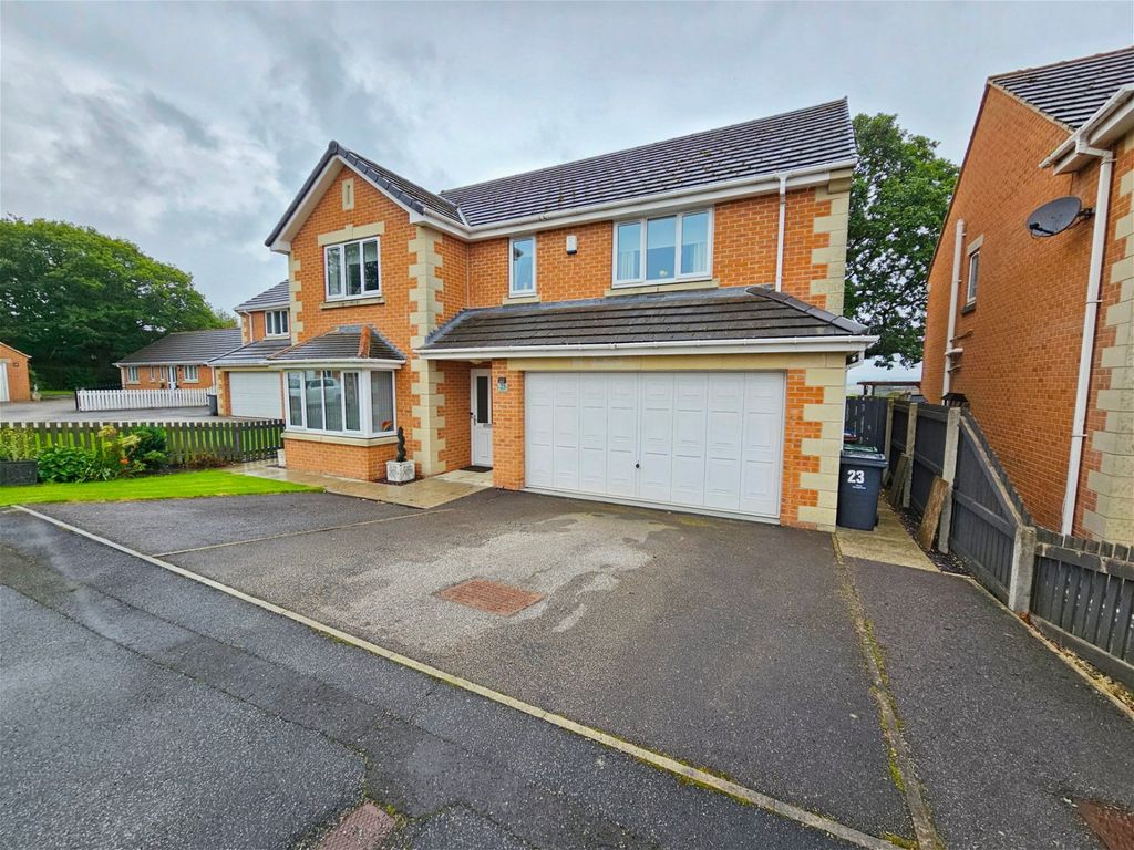 4 bed detached house for sale in Woodvale Close, Higham, Barnsley S75