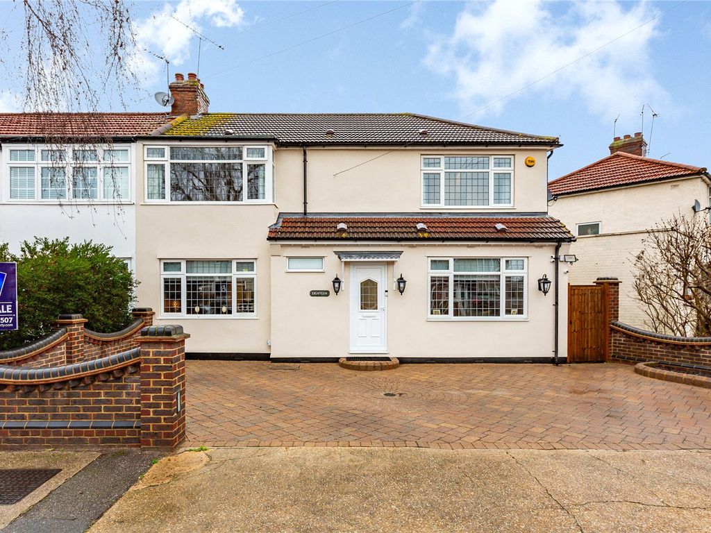 3 bed semidetached house for sale in Linley Crescent, Romford RM7, £