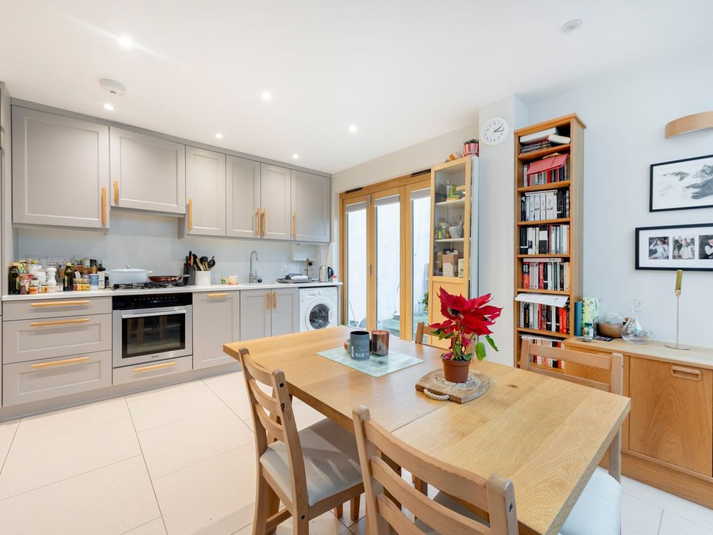 2 bed flat for sale in Macfarlane Road, Shepherd's Bush, London W12, £