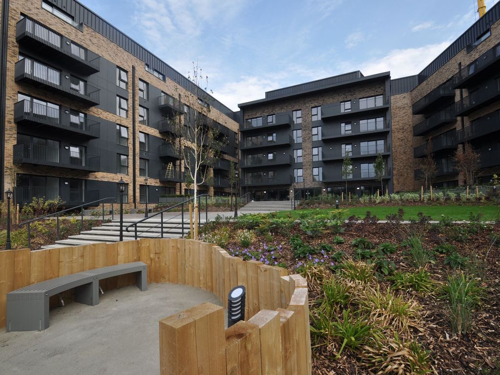 2 bed flat to rent in Street, Ashford TN23, £1,295 pcm Zoopla