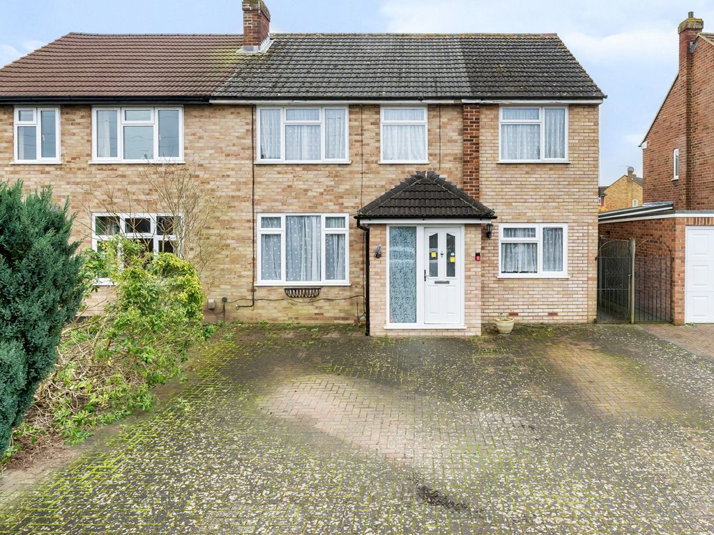 4 bed detached house for sale in Leybourne Avenue, Byfleet KT14, £