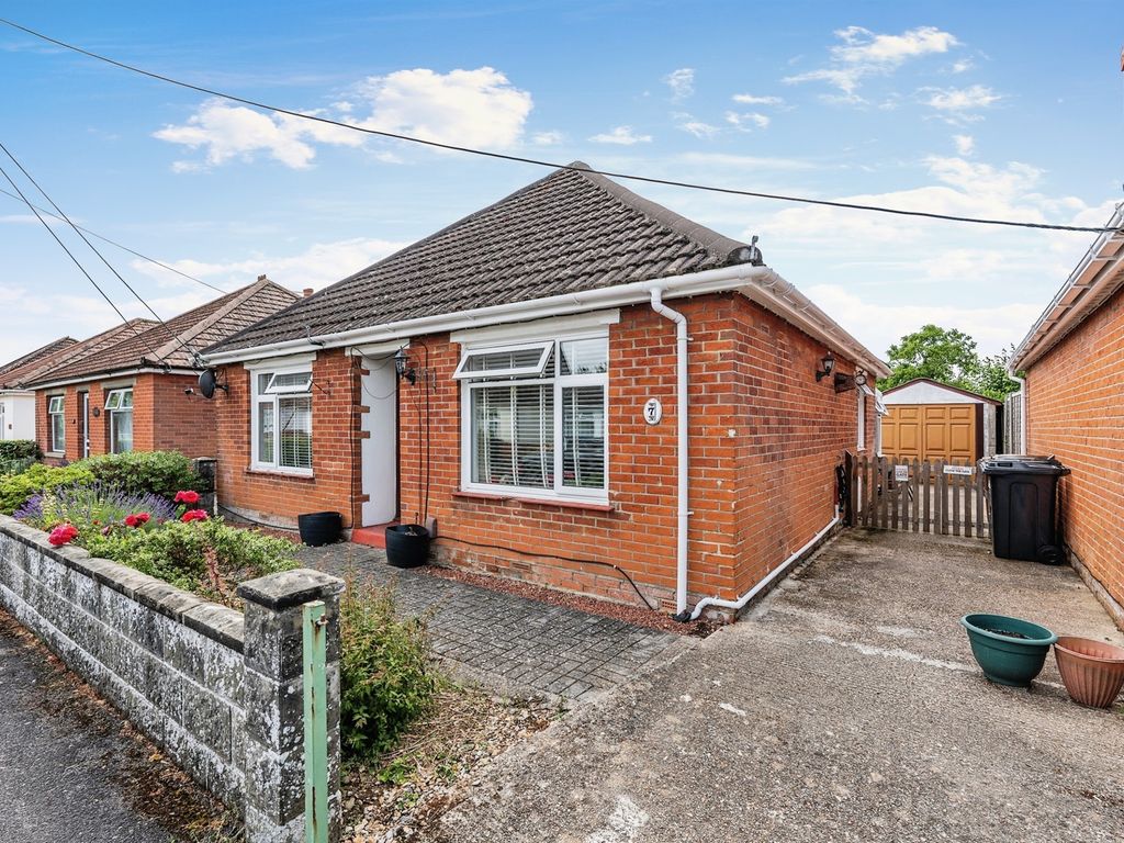2 bed detached bungalow for sale in Northlands Road, Romsey SO51, £