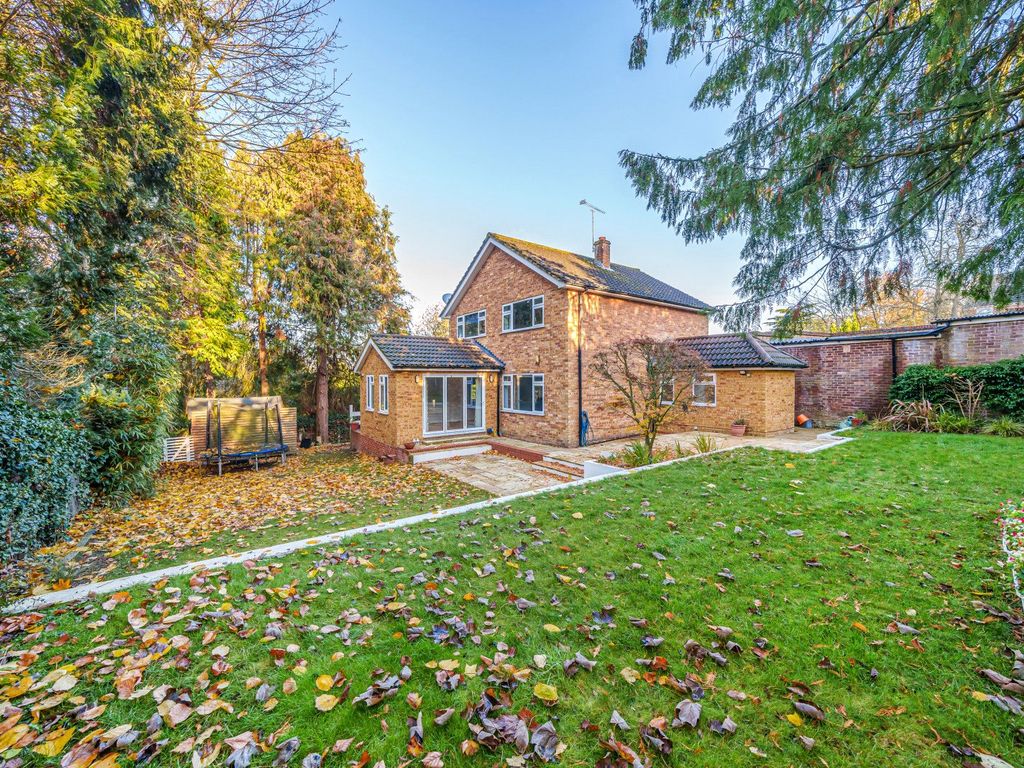 4 bed detached house for sale in St. Johns Rise, St Johns GU21, £