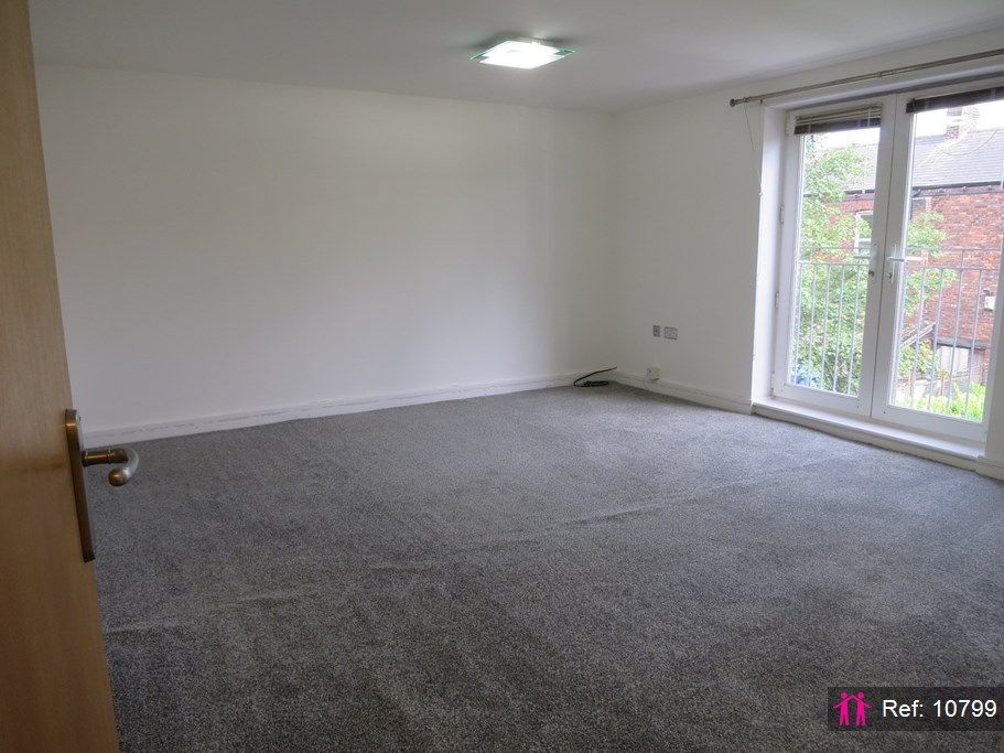 2 bed flat to rent in Stockport Road, Denton, Manchester M34, £895 pcm