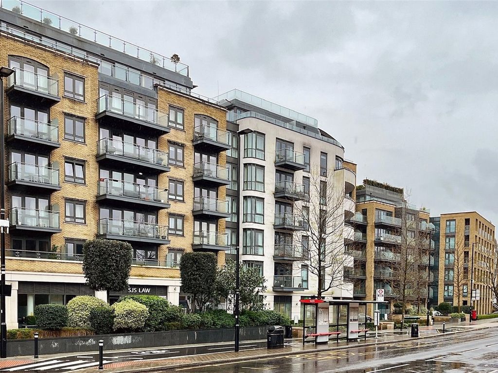 2 bed flat for sale in Kew Bridge Road, Brentford, London TW8, £800,000