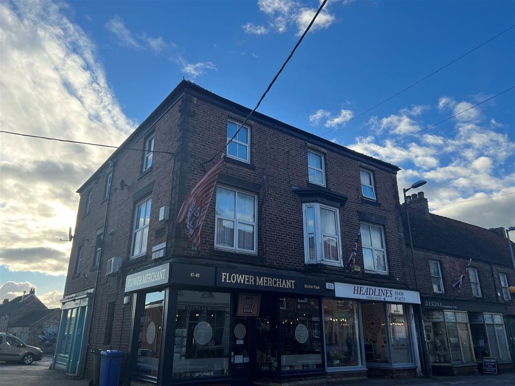 2 bed flat to rent in Market Place, Market Weighton, York YO43, £495