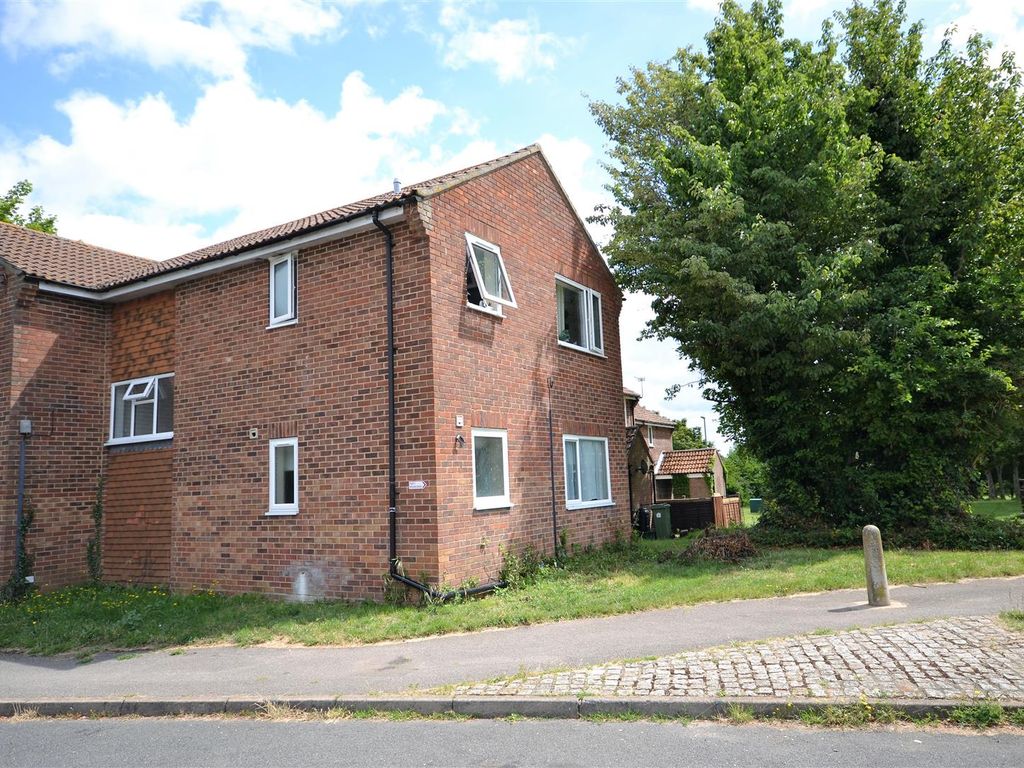 Studio for sale in Tewkesbury Close, Basingstoke RG24, £80,000 Zoopla
