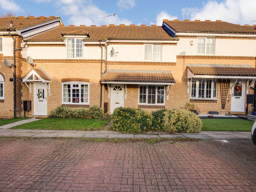 3 bed terraced house to rent in Goddard Close, Maidenbower RH10, £1,600