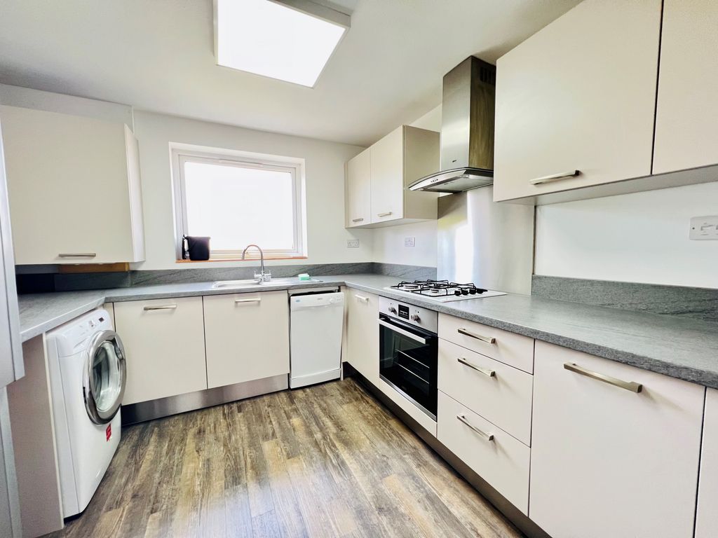 2 bed to rent in Tidenham Gardens, Park Hill, Croydon