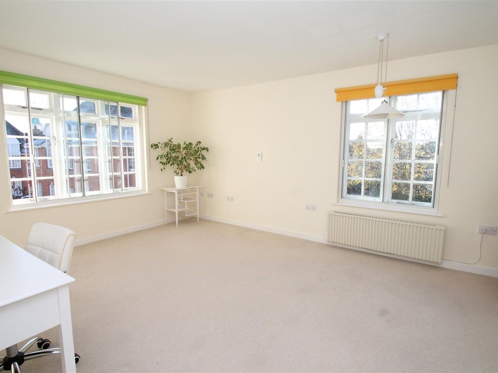 2 bed flat for sale in Everard Court, Palmers Green, London N13, £