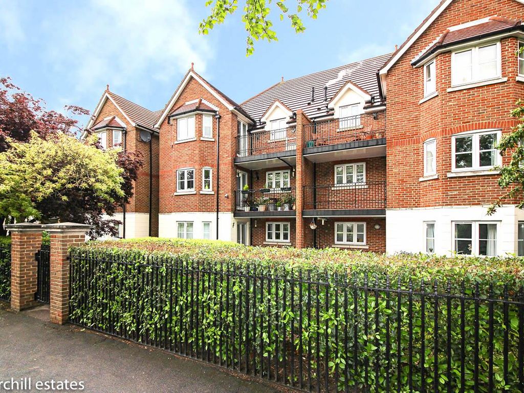 2 bed flat to rent in St James Court, Aldesbrook Road, Wanstead E12