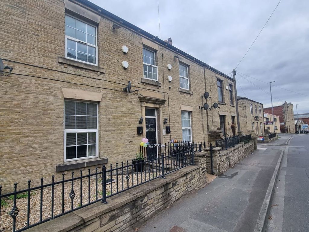 2 bed flat for sale in Halifax Road, Liversedge WF15, £115,000 Zoopla