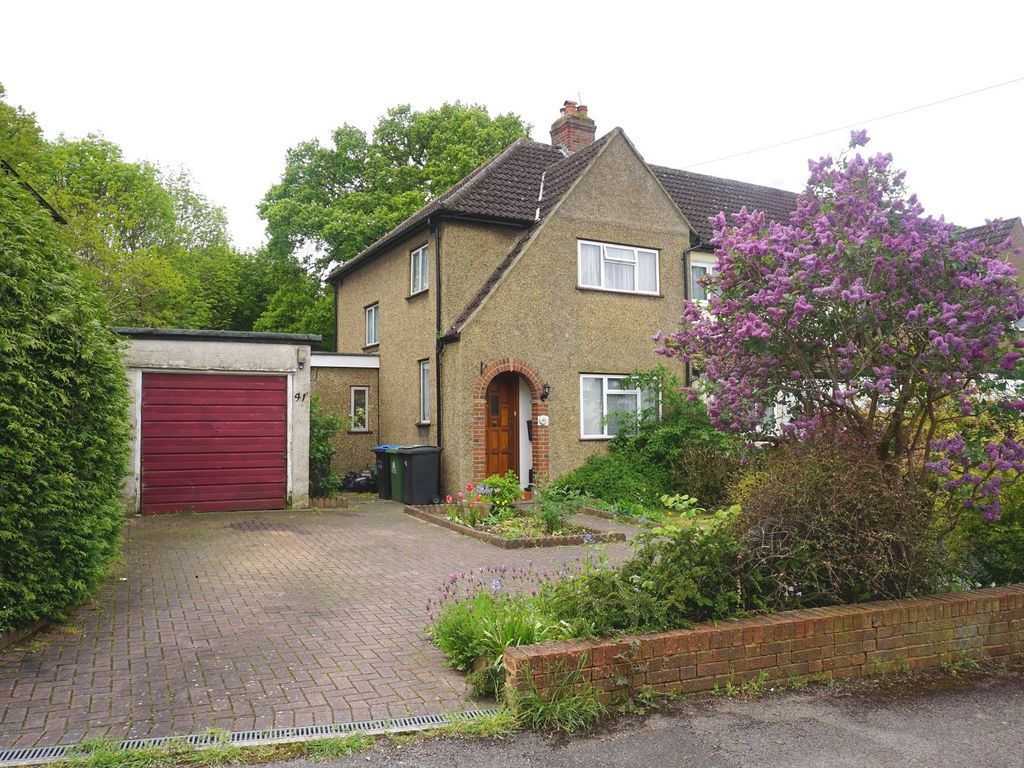 3 bed end terrace house to rent in Compton Crescent, Chessington