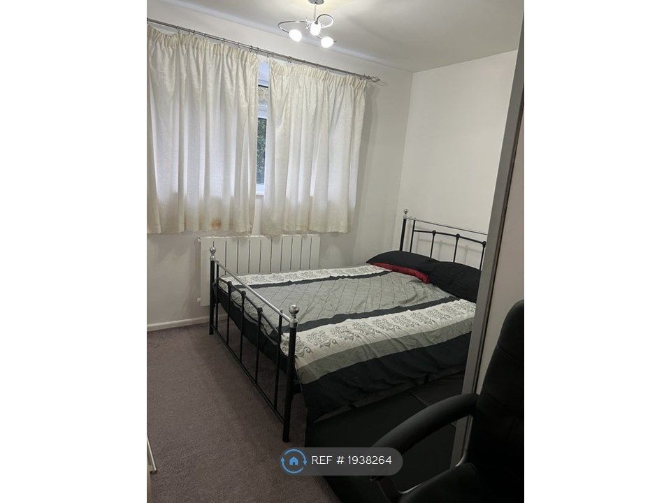 Room to rent in Narboro Court, Romford RM1, £1,000 pcm Zoopla