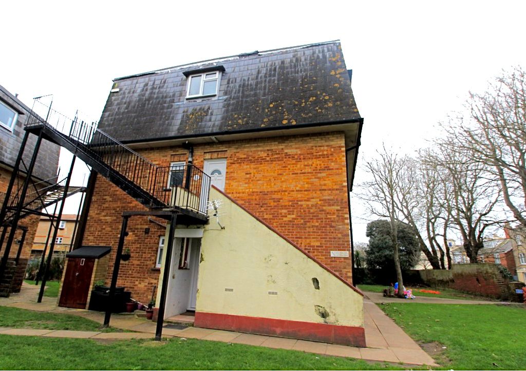 2 bed flat to rent in Sea Front, Hayling Island PO11, £1,050 pcm Zoopla