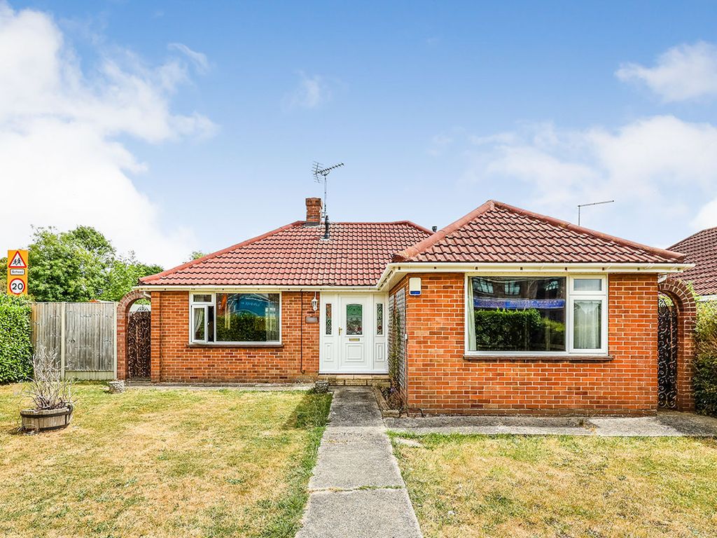 2 bed bungalow for sale in Milton Road, Cowplain, Waterlooville
