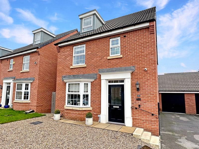 4 bed detached house for sale in Bluebell Walk, Pontefract WF8, £