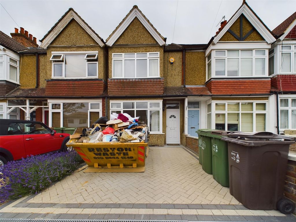 3 bed terraced house to rent in Sunningdale Road, Cheam, Sutton SM1