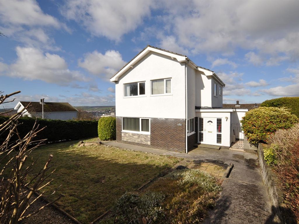 4 bed detached house for sale in Heol Blaengwastod, Llangunnor