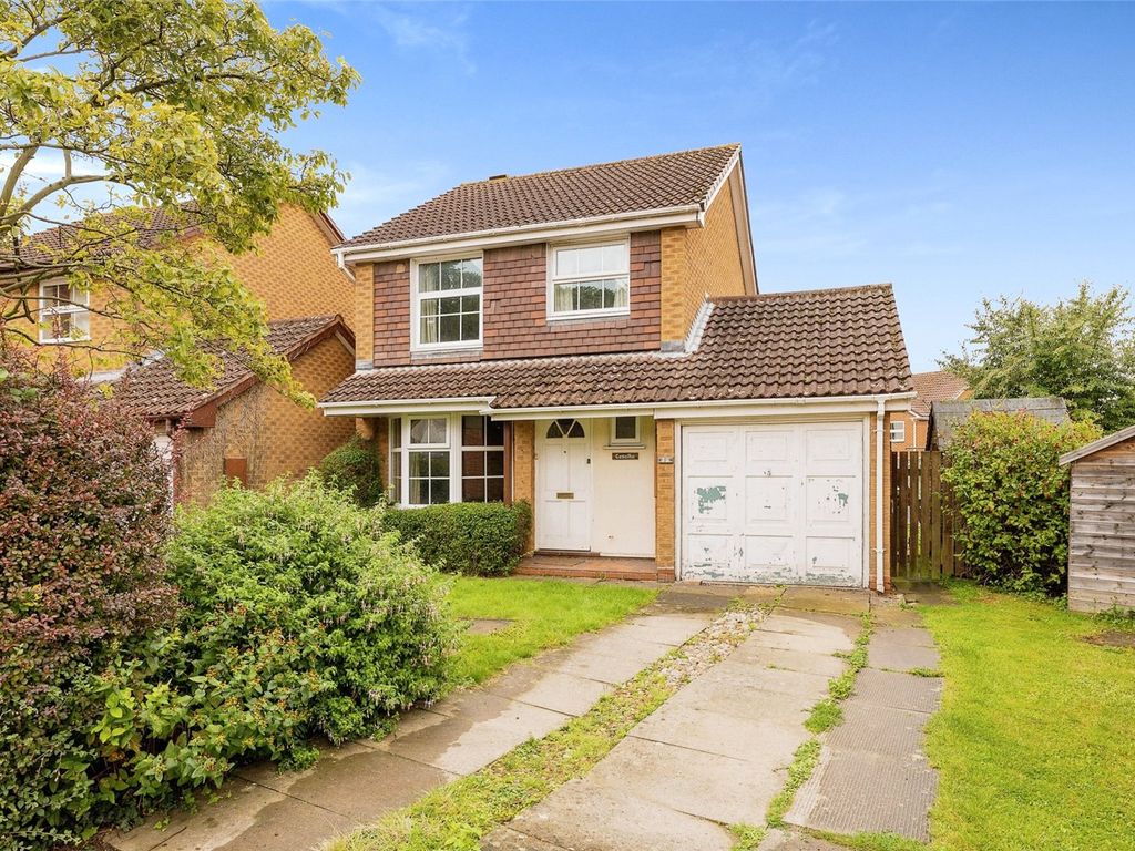 3 bed detached house for sale in Willow Drive, Buckingham MK18, £