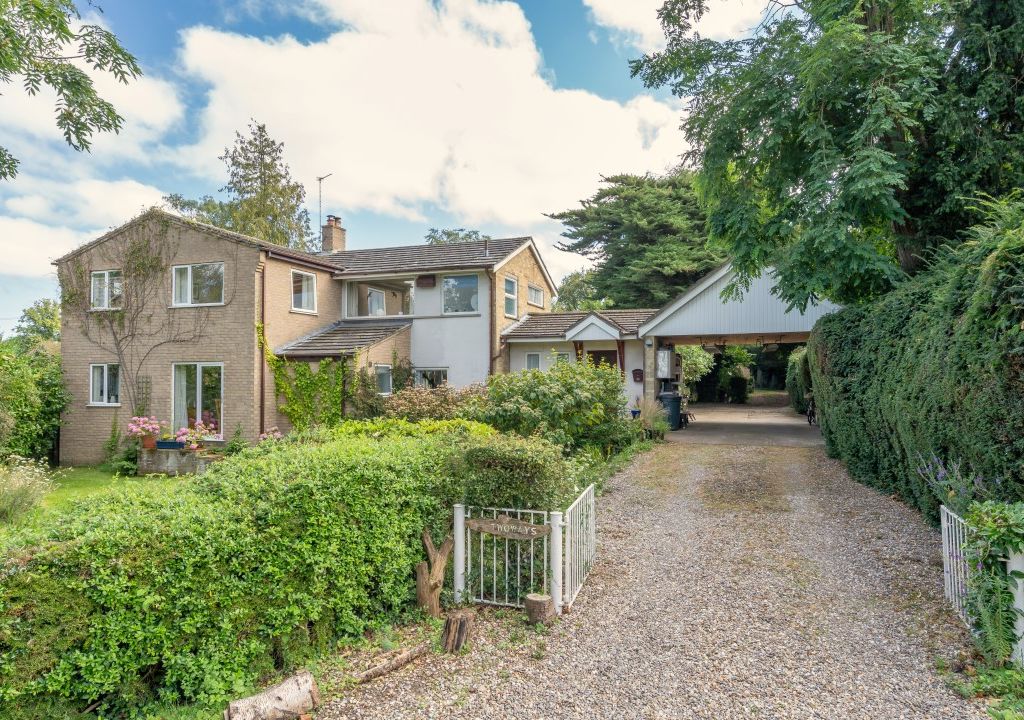 5 bed detached house for sale in Hall Drive, Lowestoft NR32, £650,000