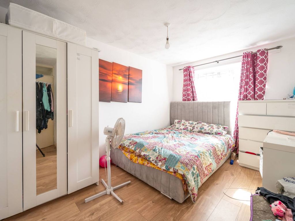 2 bed flat for sale in Dellow Close, Newbury Park, Ilford IG2, £225,000