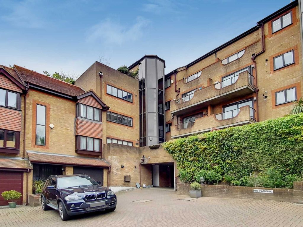 Thornbury Square, Highgate N6