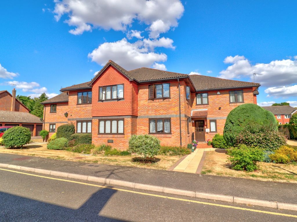 3 bed flat to rent in Flat 7 Sturman House, Hervines Court, Amersham