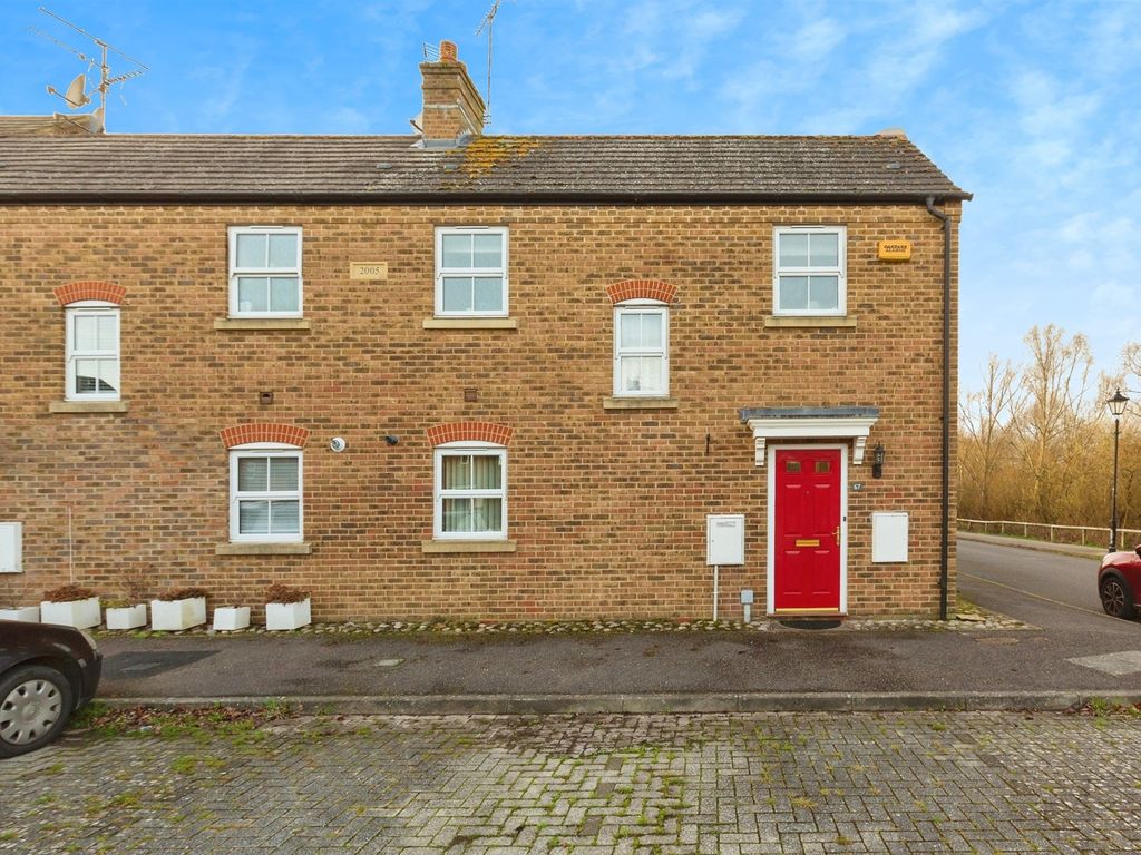 2 bed end terrace house for sale in Arncott Way, Aylesbury HP19, £