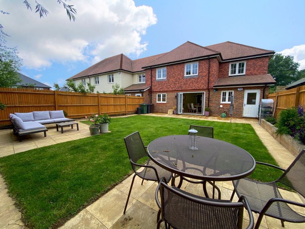 4 bed semidetached house for sale in The Weavers, Headcorn, Ashford