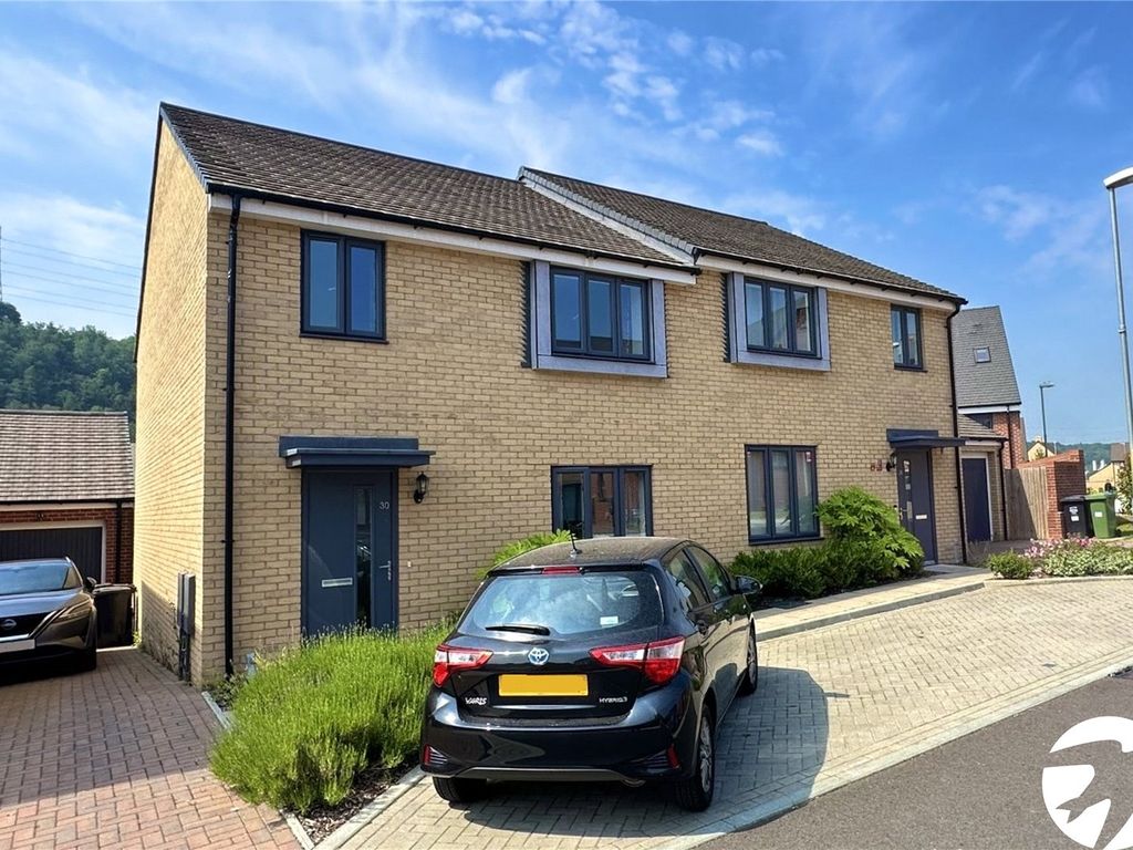 4 bed semidetached house for sale in Eyres Drive, Castle Hill