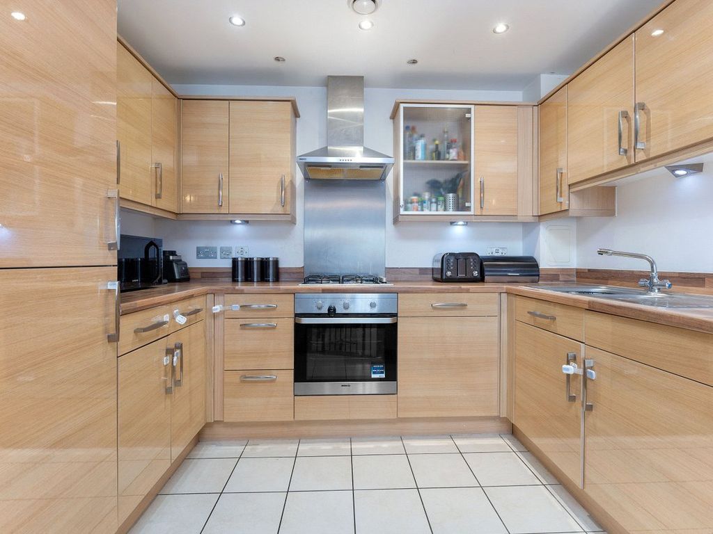 2 bed flat for sale in Carshalton Road, Carshalton SM5, £325,000 Zoopla