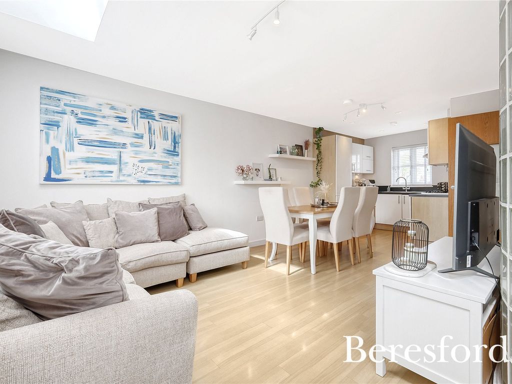3 bed flat for sale in Hart Street, Brentwood CM14, £350,000 Zoopla