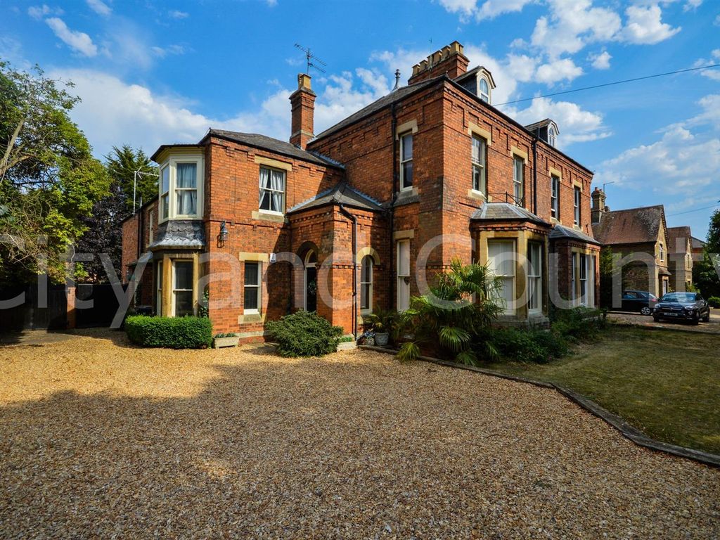 6 bed semidetached house for sale in Lincoln Road, Peterborough PE1
