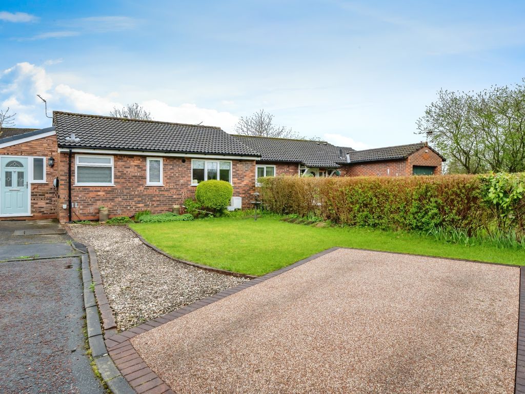 3 bed bungalow for sale in Woolmer Close, Warrington, Cheshire WA3, £