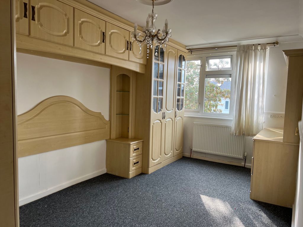 3 bed semidetached house to rent in Kesteven Close, Hainault, Essex