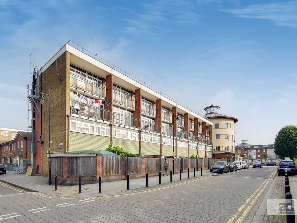 3 bed flat to rent in Flack Court, Leyton E10 Zoopla