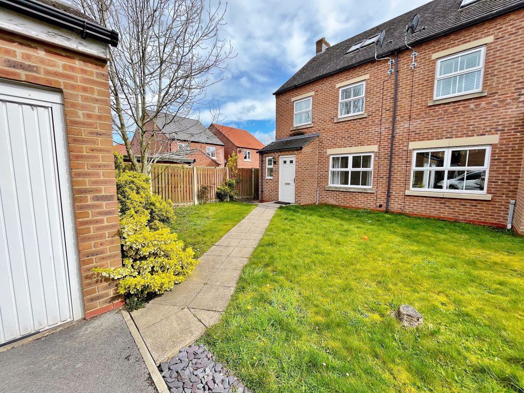 4 bed semidetached house to rent in The Laurels, Barlby, Selby YO8