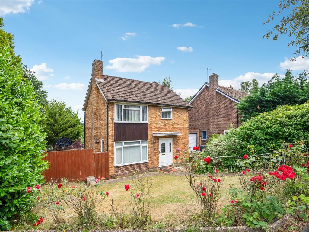 3 bed detached house for sale in Deeds Grove, High HP12, £