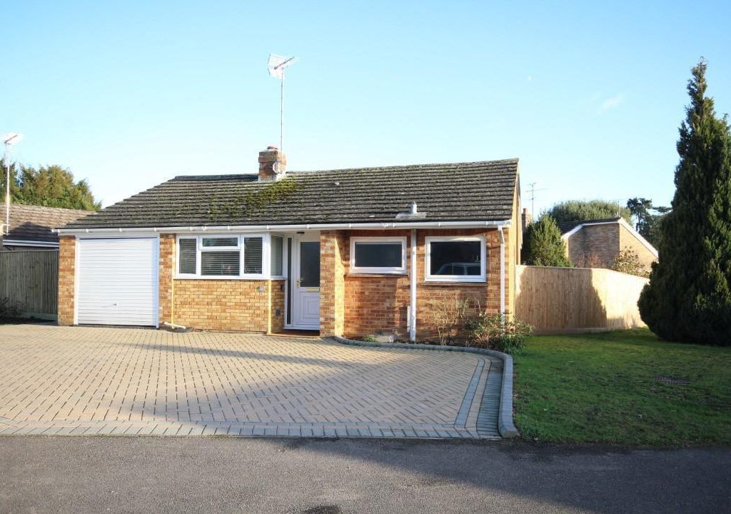 2 bed bungalow to rent in Hermitage Drive, Twyford, Reading, Berkshire RG10, £1,800 pcm Zoopla